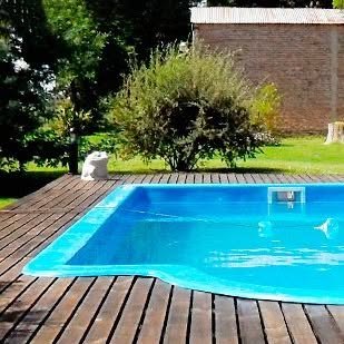 Pileta ROMANA celeste en un deck de madera